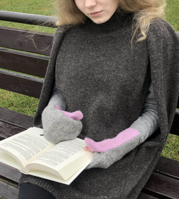 Gloves for using technology light gray and pink thumb