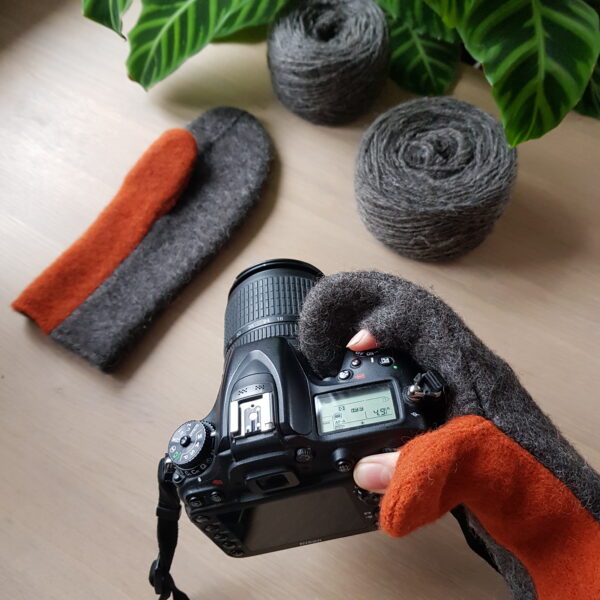 Woolen mittens to use technology with terracotta red thumbs