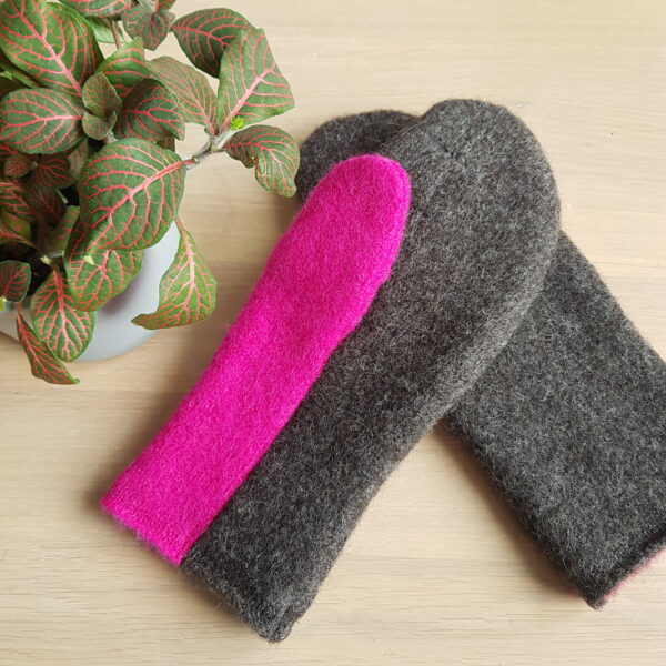 Woolen mittens to use technology fuchsia pink