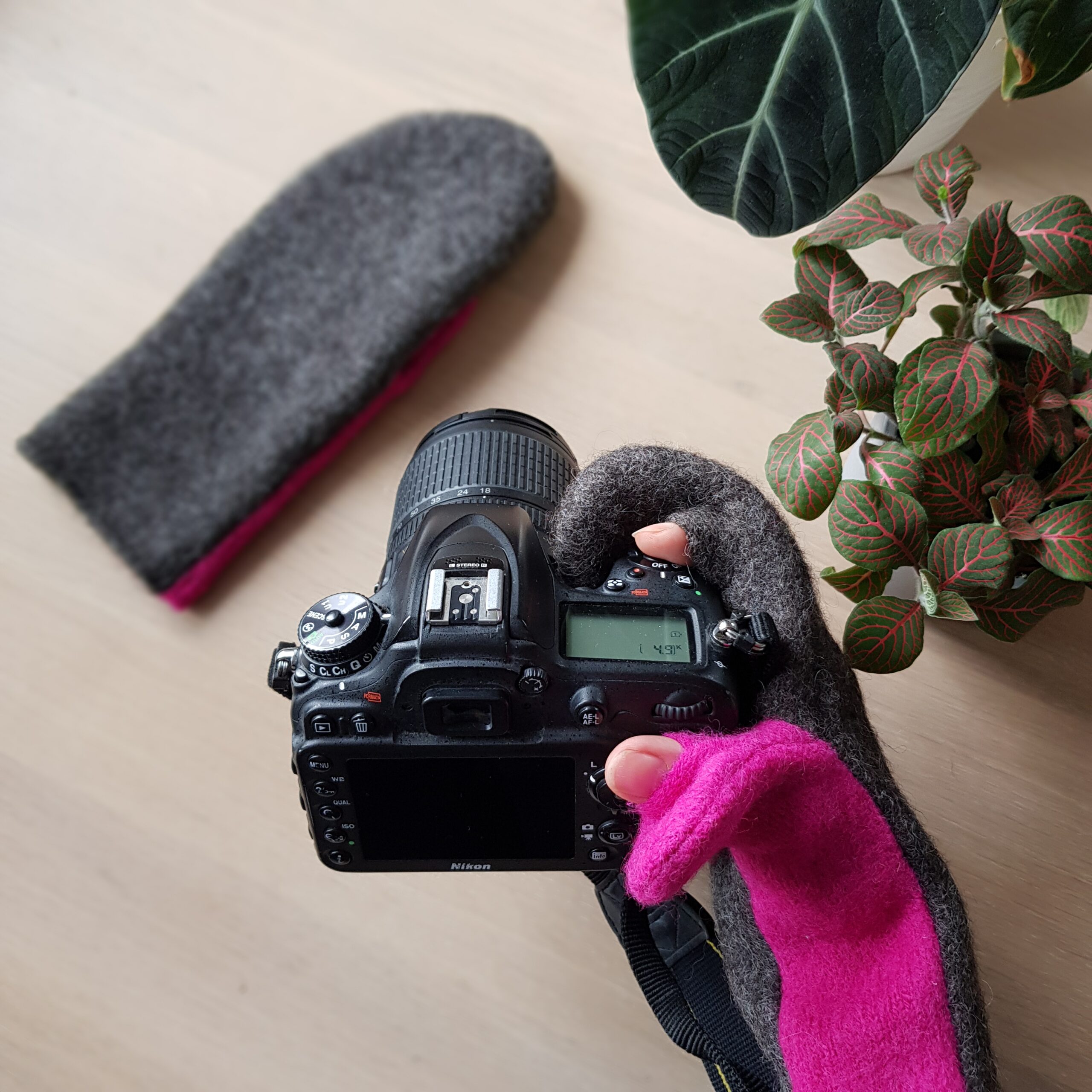 woolen mittens fuchsia pink